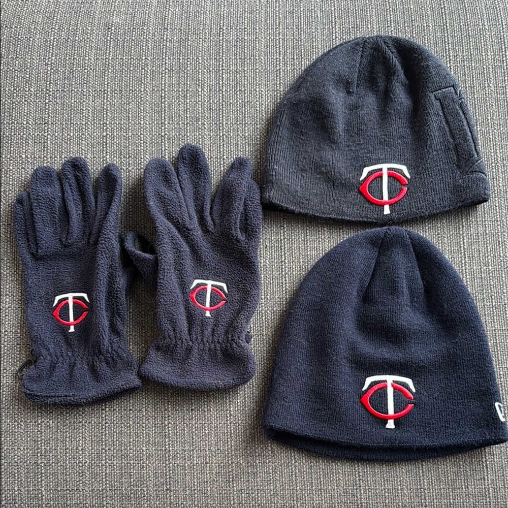 Minnesota Twins Glove and Beanie Set